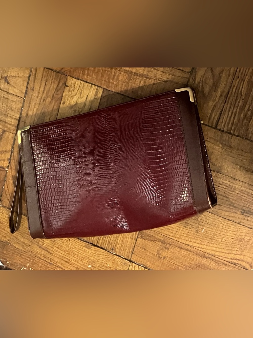 Vintage embossed alligator Burgundy Leather Wristlet Clutch. 🥰🌺